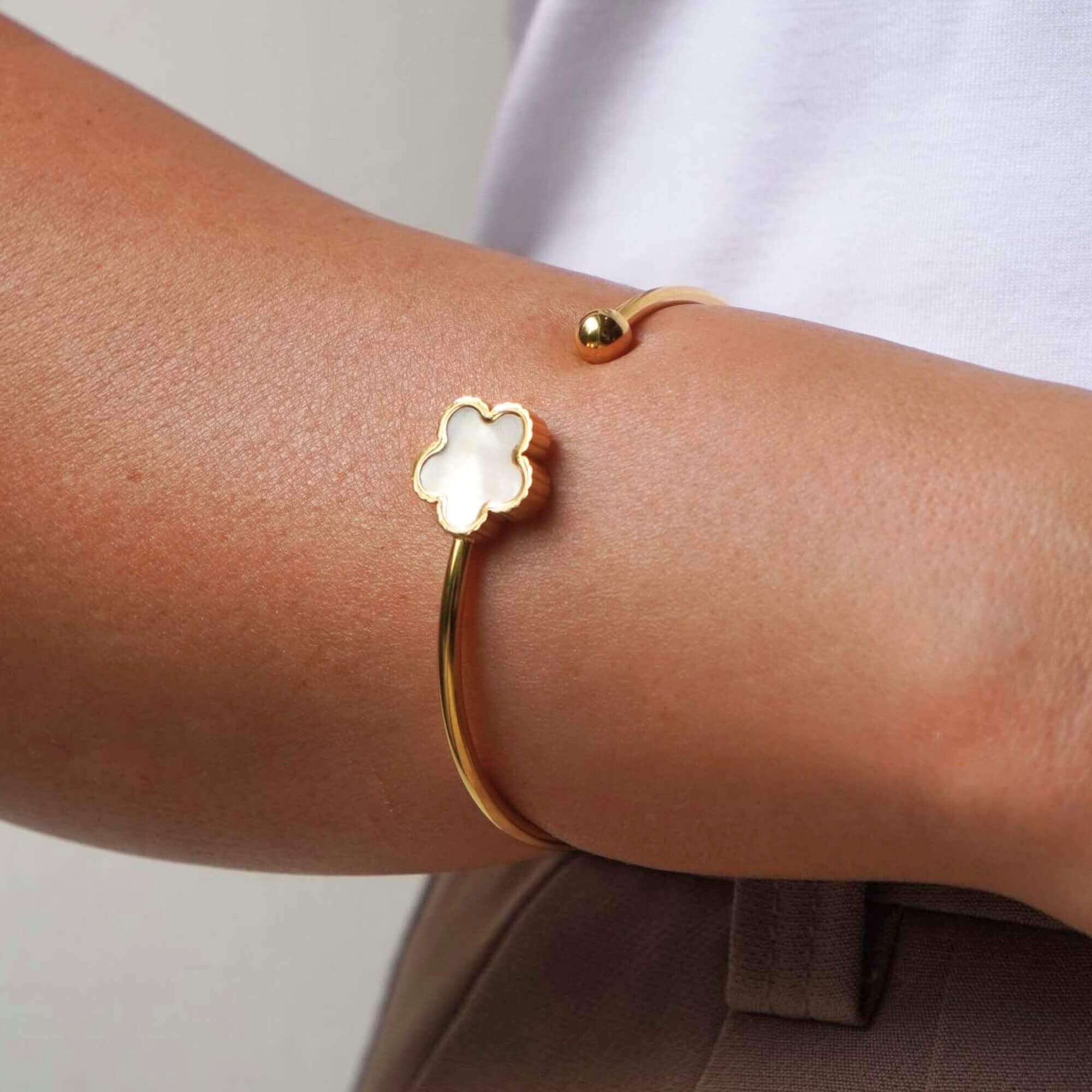 Cia Five Leaf Clover Adjustable Solid Bangle Gold | High Quality